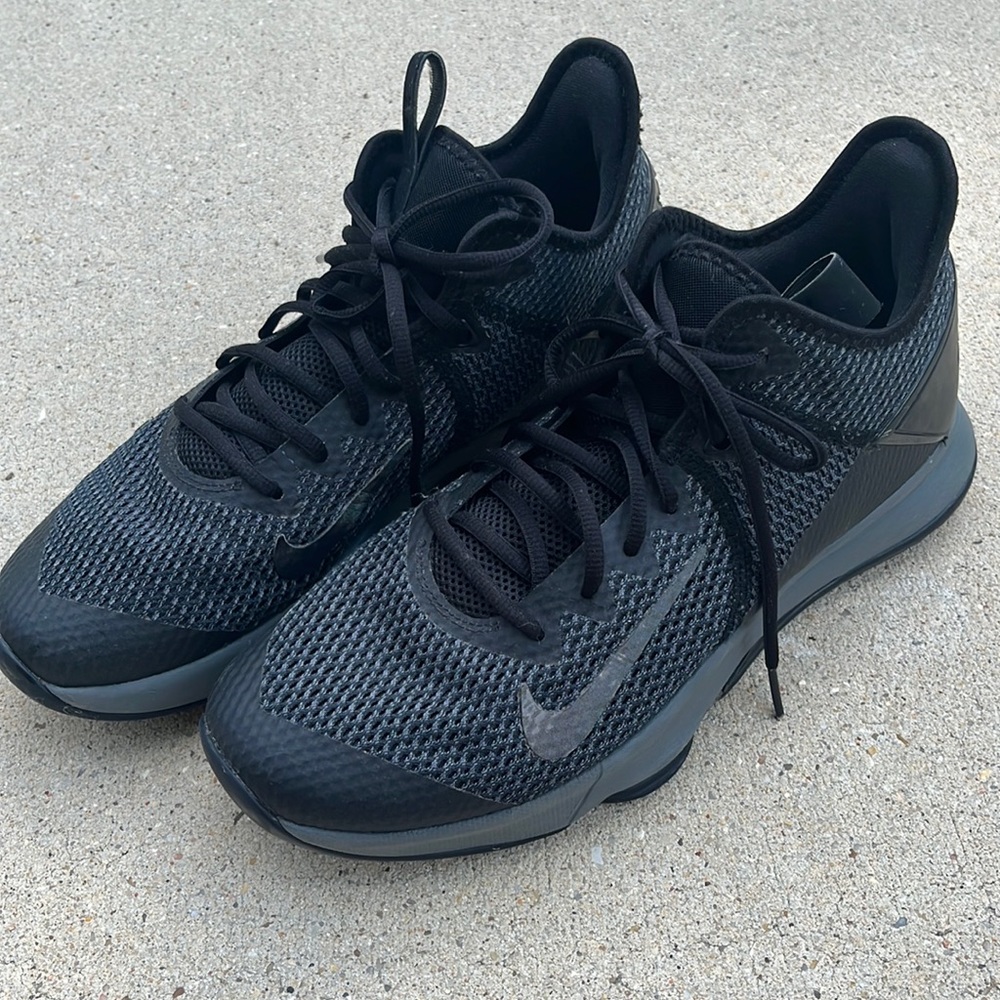 Nike Lebron Witness Basketball shoe